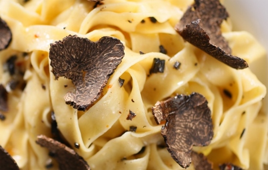 Black_truffle_pasta (550x349)